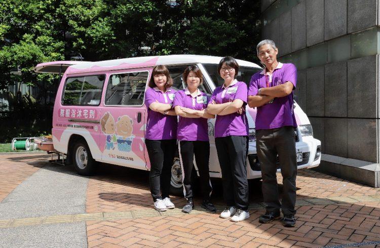 聖約翰科大校友蔡詠如（右二）投入到宅沐浴團隊為失能長輩服務。