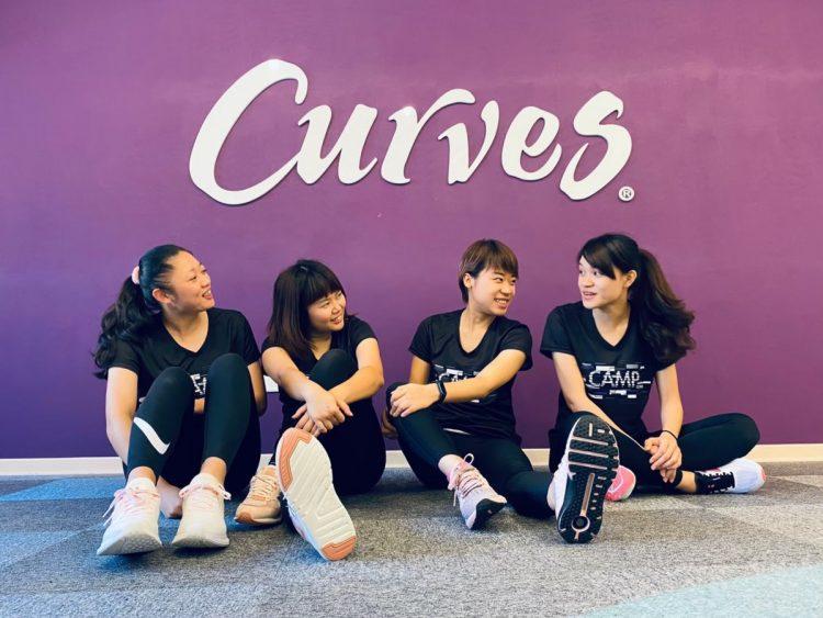 聖約翰科大蕭雅麗（右二）畢業後踏入健身產業，獨當一面當店長。