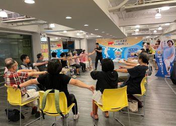 體適能教練帶領長輩運動