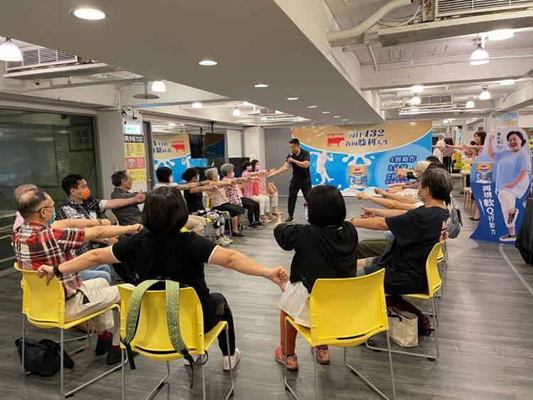 體適能教練帶領長輩運動