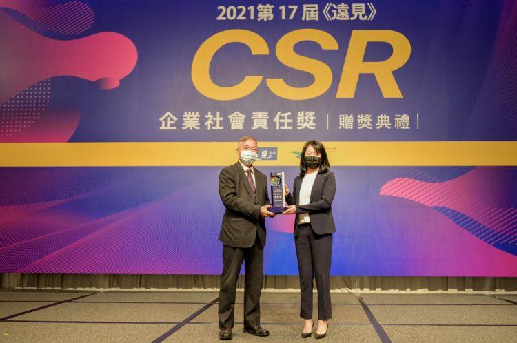 ESG四大亮點領先同業，正隆獲2021遠見CSR楷模獎，由鄭舒云董事長代表接受行政院沈榮津副院長（左）致贈獎盃。