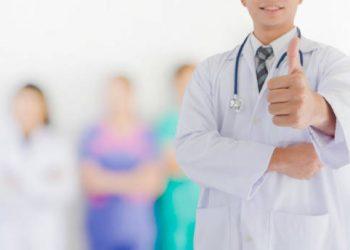 林義龍醫師教授指導後輩重視醫學教育