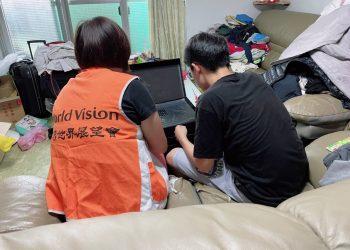 邀請您捐款支持他們的數位學習設備如電腦、網路等，補足孩子的缺乏(台灣世界展望會提供)