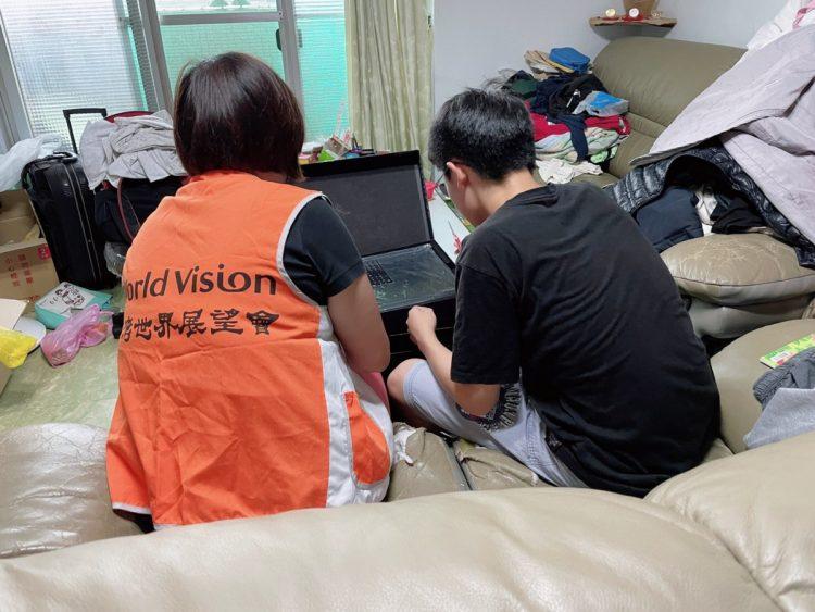 邀請您捐款支持他們的數位學習設備如電腦、網路等，補足孩子的缺乏(台灣世界展望會提供)