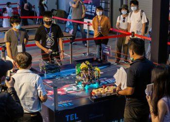 2020年東京威力科創機器人大賽，全場緊盯機器人擂台對抗。(1)