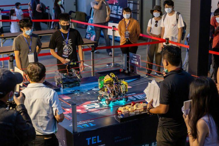 2020年東京威力科創機器人大賽，全場緊盯機器人擂台對抗。(1)