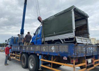 疑似手煞車沒拉 車輛滑落海 海巡警消急赴協處