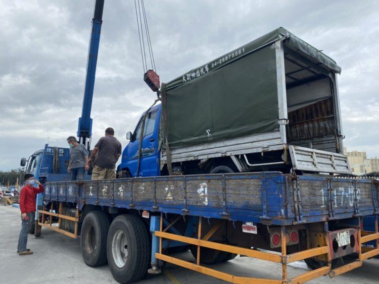 疑似手煞車沒拉 車輛滑落海 海巡警消急赴協處