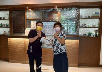 照片4-申請代借圖書同學與讀者服務組陳麗如組長(圖右)合影