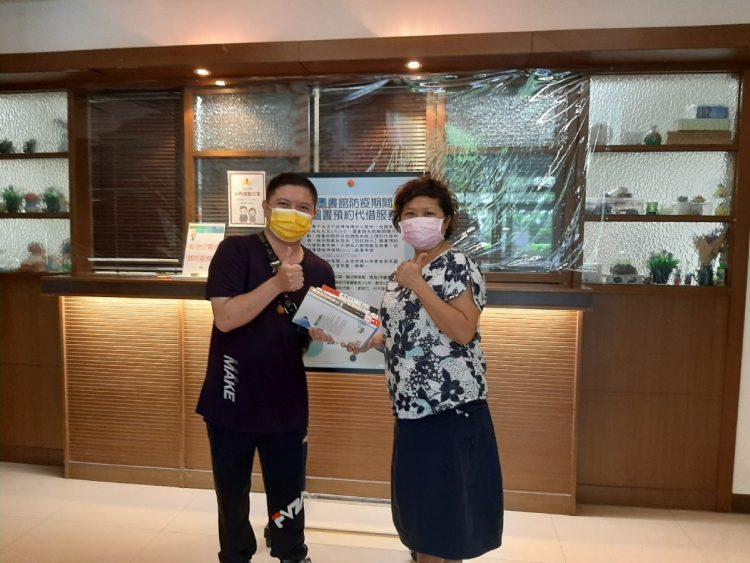 照片4-申請代借圖書同學與讀者服務組陳麗如組長(圖右)合影