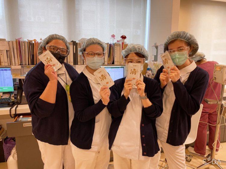 農純鄉捐贈滴雞精給予木生婦產科診所，在醫護情緒緊繃時刻，即時送上一碗心靈雞湯增強體力。