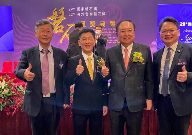 曾鴻鍊董事長（左一）2018年入選傑出大陸台商，是中國五金領域的佼佼者。