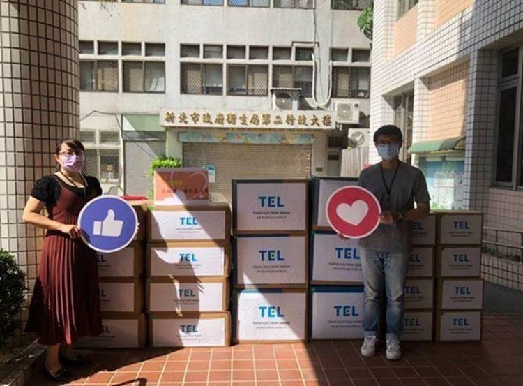 東京威力科創捐贈無粉乳膠手套、拋棄式鞋套及防護衣等物資，與醫療人員齊心守護家園。