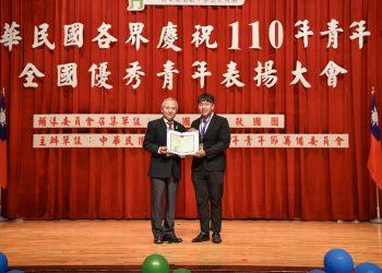 聖約翰科技大學周子烝（右）曾榮獲110年全國大專優秀青年表揚。