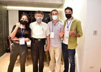 柯文哲生日與藝人班傑等各國好友合影