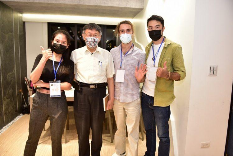 柯文哲生日與藝人班傑等各國好友合影