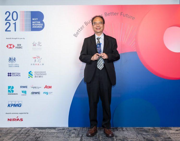 01_正隆獲頒台北英僑商務協會「企業社會責任特優獎」，為唯一獲獎紙業，由管理處林祥註協理代表受獎。