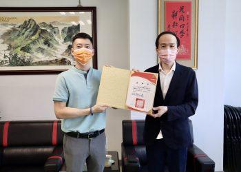 國資圖館長劉仲成(右)致贈感謝狀給TZUMii厝覓家具總經理王辰元 (左)