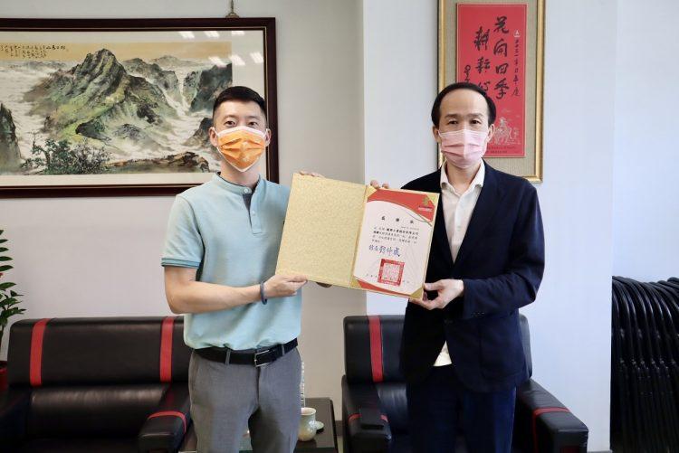 國資圖館長劉仲成(右)致贈感謝狀給TZUMii厝覓家具總經理王辰元 (左)