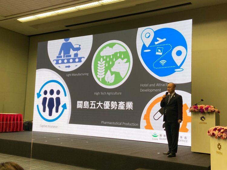 【新聞照片一】關島台灣辦事處處長嚴樹芬上台介紹關島投資環境