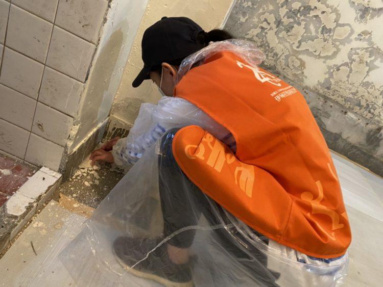 伊甸志工們協助粉刷牆面