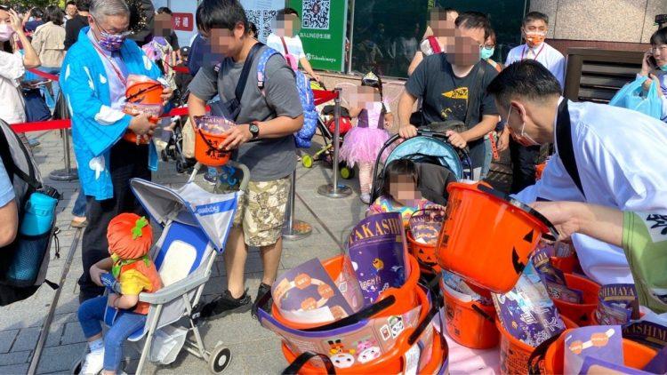 大葉高島屋新聞稿-家長爭相搶領南瓜桶