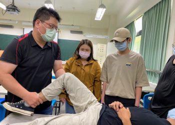 聖約翰科大邀請中化銀髮柯怡峰職能治療師帶領學生認識復能技巧。