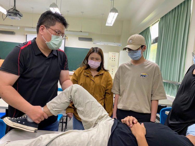 聖約翰科大邀請中化銀髮柯怡峰職能治療師帶領學生認識復能技巧。