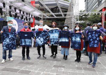 FREE輝盟國際股份有限公司執行總監-賴鵬超(左三)與民眾一同製作藍染衫