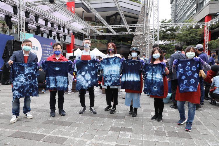 FREE輝盟國際股份有限公司執行總監-賴鵬超(左三)與民眾一同製作藍染衫