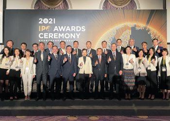 HPE獲得Green System Partner，由全球採購副總裁（後排左4）代表領獎-