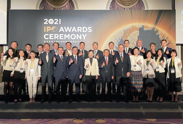 HPE獲得Green System Partner，由全球採購副總裁（後排左4）代表領獎-