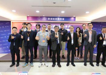 【圖一】資策會數位教育研究所代所長張育誠(中)、台灣大車隊大數據發展處協理林念臻(後右二)、PChome網路家庭技術長暨副總經理陳俊仰(前左三)、台灣家樂福數位科技處長丁平碩(後右一)