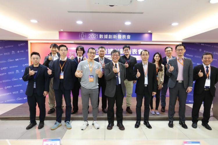 【圖一】資策會數位教育研究所代所長張育誠(中)、台灣大車隊大數據發展處協理林念臻(後右二)、PChome網路家庭技術長暨副總經理陳俊仰(前左三)、台灣家樂福數位科技處長丁平碩(後右一)