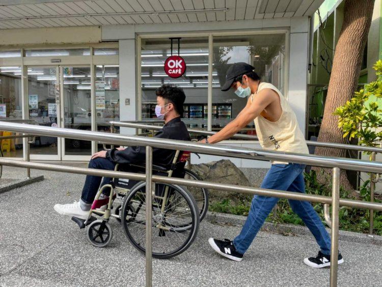 同學親身體驗乘坐輪椅的感受，體會他人的難處和需要。