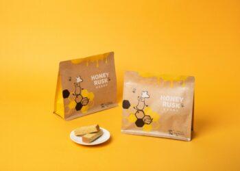 圖說：微熱山丘「蜂蜜脆蛋糕」全新改版，條狀造型更好入口，夾鏈袋包裝設計輕巧易攜，輕鬆分享日常甜蜜時光
