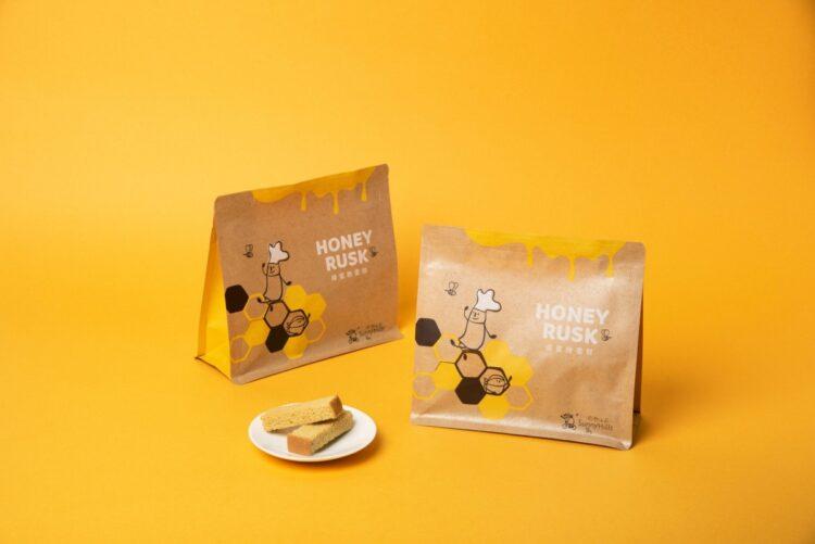 圖說：微熱山丘「蜂蜜脆蛋糕」全新改版，條狀造型更好入口，夾鏈袋包裝設計輕巧易攜，輕鬆分享日常甜蜜時光