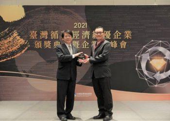 發展循環經濟，正隆三度獲頒環保署循環經濟績優企業最高榮譽獎項二星獎，由新竹廠廠長吳榮斌代表接受環保署副署長蔡鴻德(左)致贈獎盃。