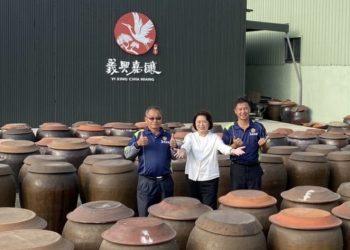 與嘉義市市長合照