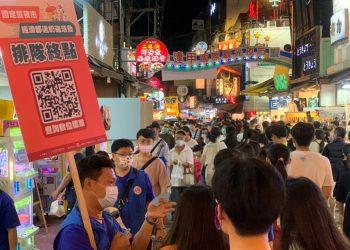 首週夜市送奶雞排隊人潮盛況