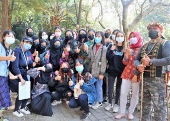 110高苑科大外籍生走讀校園植物  尋找母國家鄉味 (1)