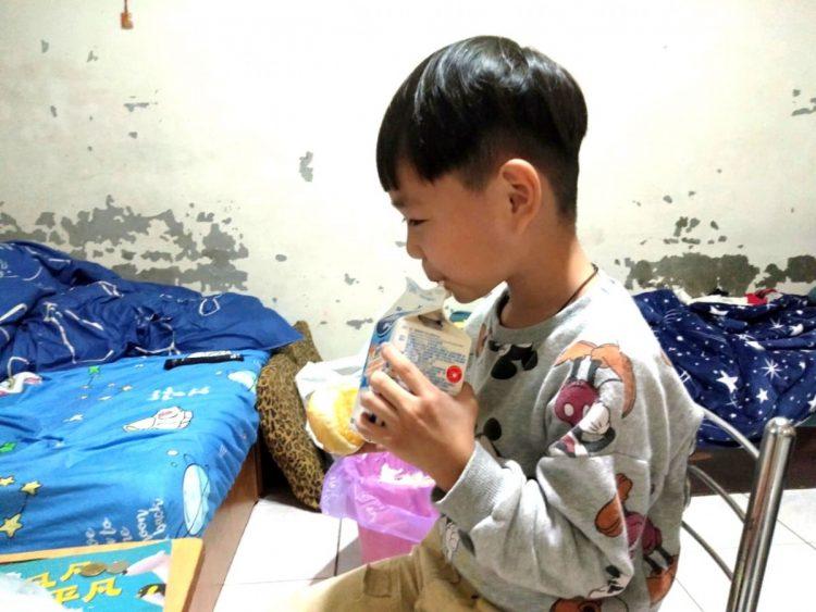 2021年，展望會提供86,031人次的助學金及營養扶助金，幫助弱勢兒少擺脫資源不均困境(台灣世界展望會提供)