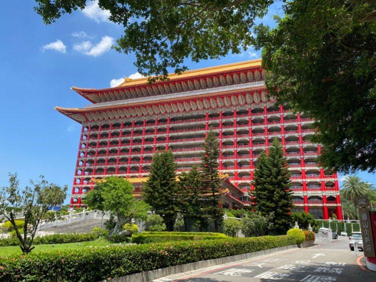 2021歲末年終，參加精緻派對！ 體驗五星級圓山飯店餐點和秘境， 享受Swing dance和聖誕交換禮物的樂趣！