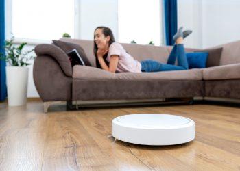 osram-dam-22556452_Robotic_vacuum_cleaner_cleaning_the_room (中)