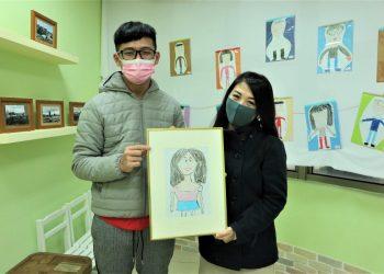 伊甸幸福日照中心患有重度自閉症的阿晉，將第一次畫媽媽的自畫像送給媽媽，讓媽媽很驚喜很感動