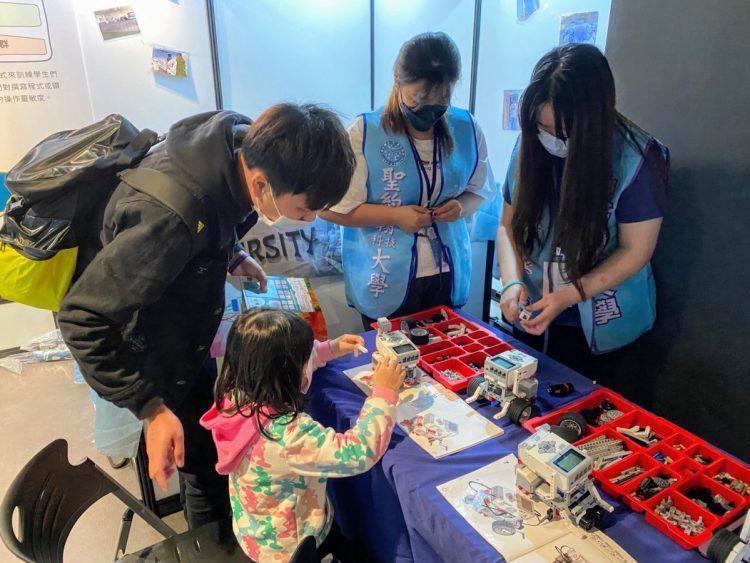 工管系展出的智能車非常有趣，吸引家長帶領小朋友前來體驗。