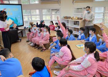 正隆志工前往新北市光復國小進行第一場校園營隊，學生們在課堂上踴躍地爭相回答。