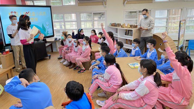 正隆志工前往新北市光復國小進行第一場校園營隊，學生們在課堂上踴躍地爭相回答。