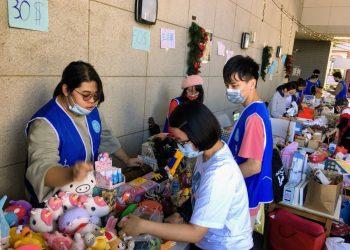 聖約翰科大舉辦聖誕義賣活動，同學協助販賣二手義賣物品。