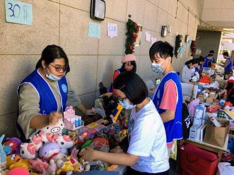 聖約翰科大舉辦聖誕義賣活動，同學協助販賣二手義賣物品。